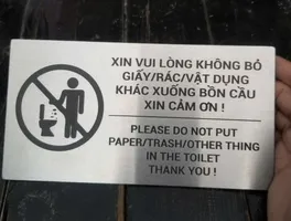 Bảng nội quy toilet inox xước bạc cầm tay Bảng nội quy toilet cấm bỏ giấy rác cầm trên tay