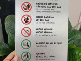 Bảng nội quy nhà vệ sinh inox bạc xước 5 nội dung Bảng nội quy nhà vệ sinh 5 nội dung dạng đứng cầm tay