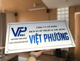 Bảng hiệu công ty inox bạc chữ nổi sơn màu thương hiệu – tổng thể bảng hiệu công ty inox trắng xước chữ nổi 3D sơn màu thương hiệu xanh dương bố cục 2 cột tổng thể văn phòng