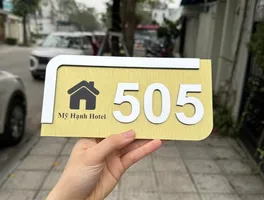 Bảng số phòng inox vàng đồng khắc logo khách sạn Bảng số phòng inox vàng đồng nổi 3D có logo khách sạn