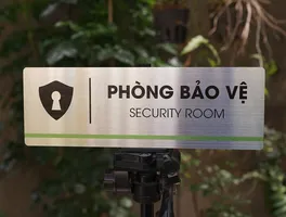 Bảng tên phòng bảo vệ inox 304 nhìn thẳng – thấy rõ chi tiết chữ và sọc xanh Bảng tên phòng bảo vệ inox brushed nhìn thẳng chính diện, ánh sáng đồng đều