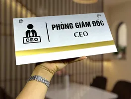 Bảng tên phòng Giám Đốc CEO inox trắng xước viền vàng có icon – nhìn tổng thể bảng tên phòng giám đốc CEO inox 304 trắng xước dải vàng có icon pictogram song ngữ việt anh