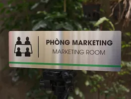 Bảng tên phòng Marketing inox trắng xước ăn mòn hóa học – chính diện rõ nét bảng tên phòng marketing inox trắng xước ăn mòn hóa học có icon song ngữ việt anh chính diện