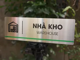Bảng Tên Nhà Kho Inox 304 Trắng Xước – Ăn Mòn Hóa Học Sơn Tĩnh Điện | Bảng Hiệu Vàng Bảng tên nhà kho inox 304 trắng xước ăn mòn hóa học sơn tĩnh điện nhìn thẳng trên giá đỡ