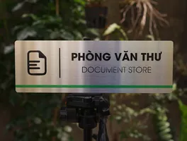Phối cảnh bảng tên phòng văn thư inox 304 đặt trên tripod – Bảng Hiệu Vàng Phối cảnh thực tế bảng tên phòng văn thư inox 304 brushed đặt trên tripod ngoài trời, ánh sáng ban ngày
