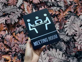 Biển Meeting Room Inox Đen Sần – Chữ Nhôm Xước Âm Bản | Bảng Hiệu Vàng Biển tên phòng họp meeting room inox đen sần chữ nhôm xước âm bản